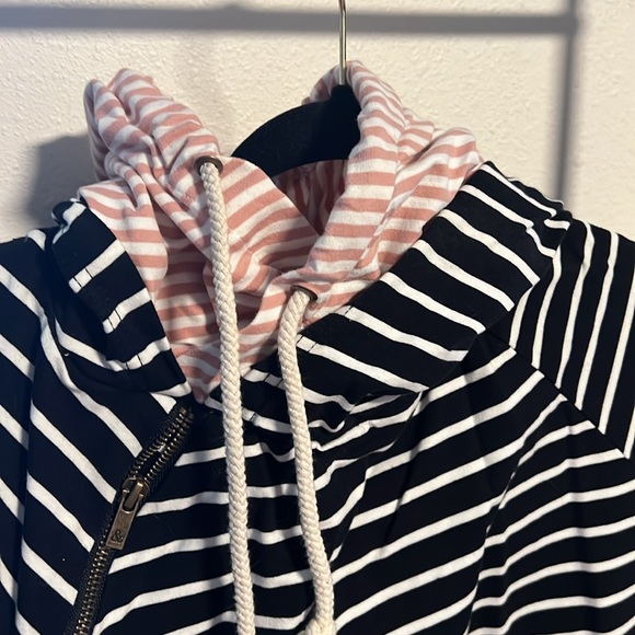 Ampersand Ave hoodie size large - Picture 7 of 7